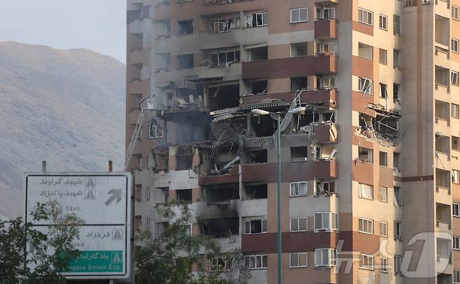 이스라엘이 13일(현지시간) 이란을 공습했다. 사진은 이란 공습에 파괴된 이란 테헤란 건물의 모습. 2025.6.13./뉴스1 ⓒ 로이터=뉴스1 ⓒ News1 이창규 기자