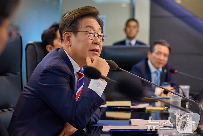 이재명 대통령이 지난 11일 서울 영등포구 한국거래소 시장감시위원회를 방문해 브리핑을 듣고 있다. (이재명 대통령 SNS, 재판매 및 DB 금지) 2025.6.12/뉴스1 ⓒ News1 박지혜 기자