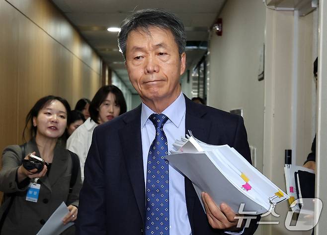 김용원 국가인권위원회 상임위원이 지난 3월 24일 오후 서울 중구 국가인권위원회에서 열린 제7차 전원위원회에 참석하고 있다. 2025.3.24/뉴스1 ⓒ News1 박지혜 기자