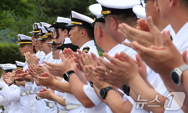 13일 오후 경기 평택시 포승읍 해군 2함대 사령부에서 열린 '제1연평해전 승전 26주년 기념행사'에서 참석자들이 박수를 치고 있다. 2025.6.13/뉴스1 ⓒ News1 장수영 기자