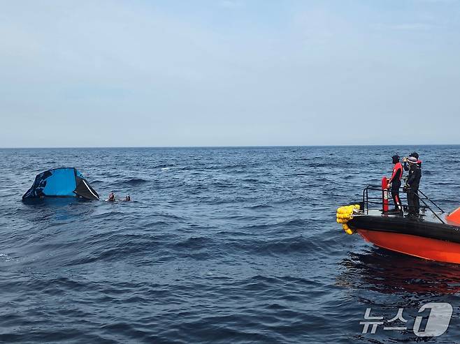 13일 강원 강릉 해상에서 레저활동 중 표류한 60대 구조하는 해경.(강릉해경 제공, 재판매 및 DB 금지) 2025.6.13/뉴스1