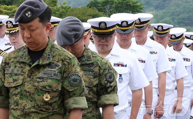 13일 오후 경기 평택시 포승읍 해군 2함대 사령부에서 열린 '제1연평해전 승전 26주년 기념행사'에서 참석자들이 순국선열과 호국영령에게 묵념하고 있다. 2025.6.13/뉴스1 ⓒ News1 장수영 기자