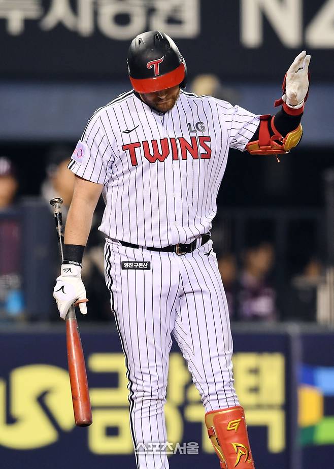 LG 오스틴이 15일 잠실구장에서 열린 2025 KBO리그 키움과 경기 5회말 무사 키움 선발 하영민의 몸쪽 투구를 두 번 연속 힘겹게 피하고 바닥에 떨어진 헬멧을 배트로 치며 감정을 표출한 뒤 하영민을 향해 미안하다는 제스처를 하고 있다. 잠실 | 박진업 기자 upandup@sportsseoul.com