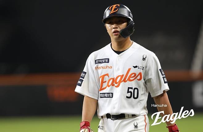 이원석이 1루에 나가 더그아웃을 바라보고 있다. 사진 | 한화 이글스