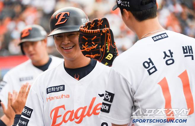 15경기 만에 홈런포를 가동한 노시환이 선발 엄상백의 어깨를 가볍게 했다.