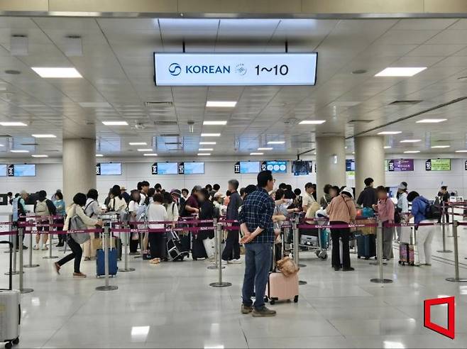 12일 제주국제공항 3층 출국장 대한항공 카운터에서 짐을 부치려는 여객들이 줄을 서고 있다. 노경조 기자