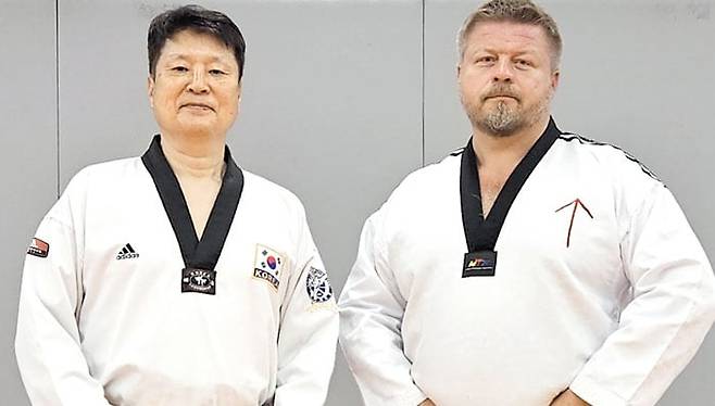 11일 오후 아이슬란드인 태권도 사범 시글스테인(오른쪽)씨와 그에게 30년 전 태권도를 가르친 김영선 연세대 강사가 사진을 촬영하고 있다. /안태민 기자