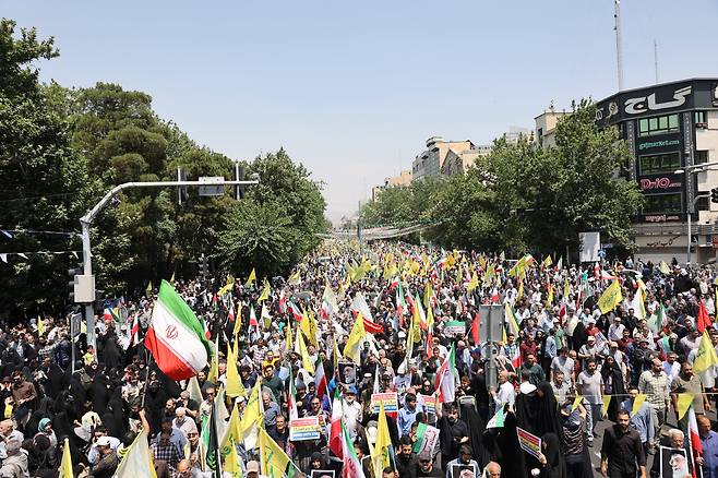 13일 이란 테헤란에서 이스라엘의 대이란 공습 이후 열린 반 이스라엘 시위./로이터 연합뉴스