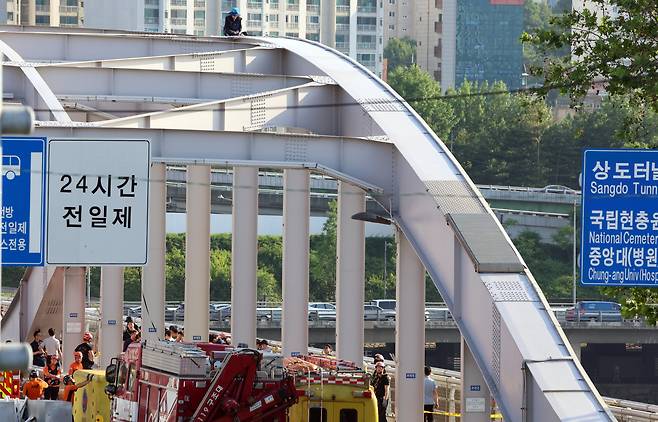 지난 11일 오후 서울 한강대교 아치 위에서 50대 남성이 농성을 벌였다. 오른쪽 구조물 위에 덧대여 있는 물체가 오름 방지 시설이다. /뉴스1