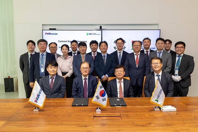 (앞줄 왼쪽 두 번째부터) 팬오션 안중호 사장, HD현대중공업 박승용 사장이 지난 12일 열린 VLCC 발주 계약 체결식에 참석한 모습. /팬오션 제공