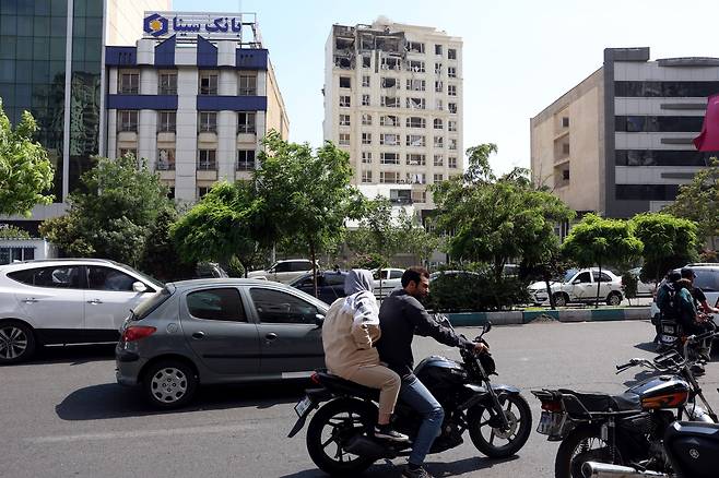 13일(현지 시각) 이란 테헤란의 한 건물이 이스라엘의 공습으로 피해를 입은 모습. /EPA 연합뉴스