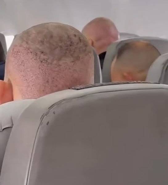 튀르키예에서 모발 이식을 마친 남성들이 귀국하는 항공편에서 찍힌 영상이 SNS에서 화제를 모으고 있다. ‘터키 헤어라인즈’라는 자막과 함께 공개된 해당 영상은 세계 최대 모발 이식 관광지의 풍경을 생생히 담아냈다. 사진 출처- SNS 갈무리 @maligoshik