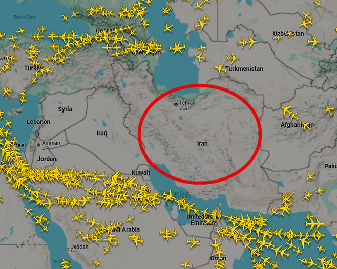 한국 시각으로 13일 오후 4시 30분 기준 이란 주변 비행기 경로를 표시한 이미지. 사진=Flightradar24