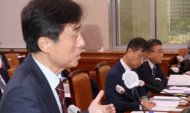 내란 특검으로 임명된 조은석 전 감사위원이 2023년 10월26일 국회 법제사법위원회의 감사원에 대한 국정감사에서 답변하고 있다. 오른쪽은 최재해 감사원장과 유병호 당시 사무총장. 연합뉴스