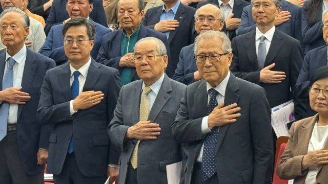 남북 정상선언 이행을 위한 ‘민주정부 한반도평화 계승발전협의회’(협의회)가 13일 여의도 국회도서관에서 발족했다. 사진 왼쪽부터 권노갑 김대중재단 이사장, 김동연 경기도지사, 임동원 한반도평화포럼 명예이사장, 정세현 전 통일부 장관, 정현백 포럼 사의재 공동대표. 사진 한반도평화포럼 제공