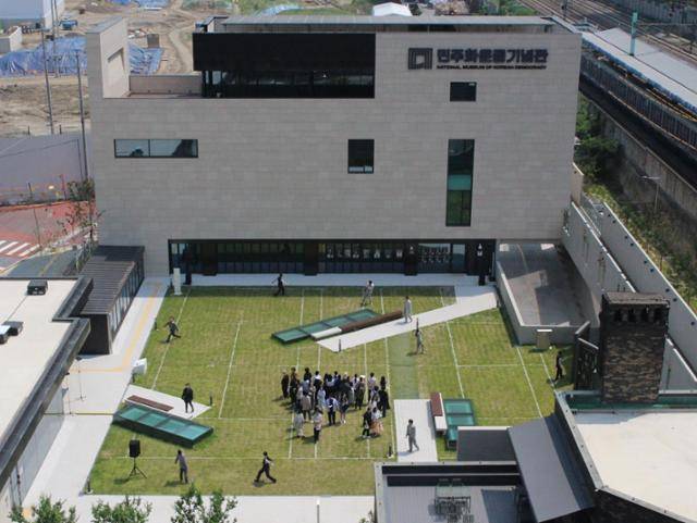 남영동 대공분실 직원들이 쓰던 테니스코트에서 연극이 진행되고 있다. 윤성중 사진작가 제공