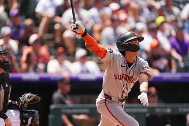 샌프란시스코의 이정후가 13일(한국시간) 미국 콜로라도주 덴버의 쿠어스 필드에서 열린 미국 메이저리그 콜로라도와 경기에서 2회초 중전 안타를 치고 있다. 덴버=AP 뉴시스