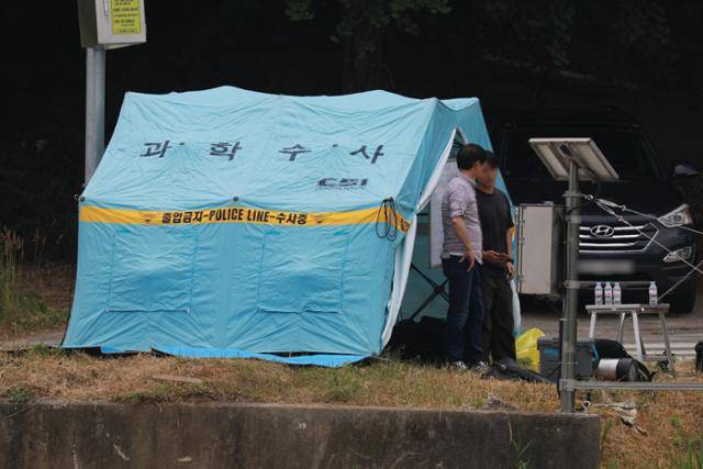 수사 당국이 13일 충북 청주시 흥덕구 한 저수지 부근에 과학수사본부를 설치하고 대구 달서구 아파트 살인사건 용의자의 행적을 조사하고 있다. 청주=뉴스1