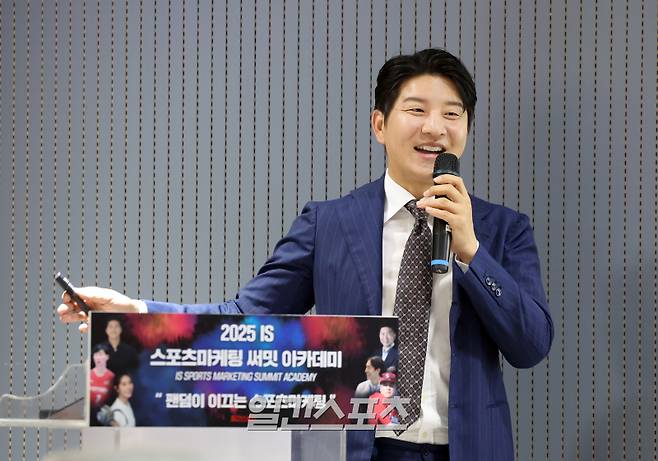 '일간스포츠(IS) 스포츠 마케팅 써밋 아카데미(Sports Marketing Summit Academy·SMSA)'가 11일 오후 서울 중구 KG타워에서 열렸다.박주호 축구해설위원이 '글로벌 축구경험과 마케팅으로의 연결'에대해 강연하고 있다.올해로 3회째를 맞는 SMSA는 매주 스포츠마케팅 최고전문가들과 화려한 셀럽 라인업을 강단으로 구성, 6월 18일까지 (매주 수요일) KG타워 13층 대회의실(서울 중구 통일로 92)에서 진행된다. 정시종 기자 capa@edaily.co.kr /2025.06.11.