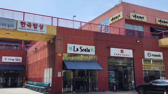 11일 텅 빈 미국 로스앤젤레스 ‘자바 시장’ 거리. 상당수 상점을 한인이 운영한다.