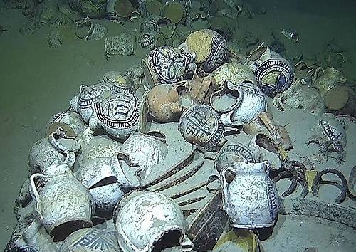 프랑스 해저 2천500m에서 발견된 난파선 잔해들. AFP=연합뉴스