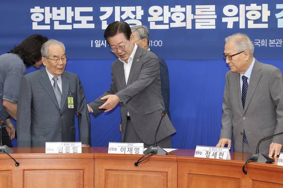 이재명 대통령이 더불어민주당 대표를 지낸 지난해 6월 '한반도 긴장 완화를 위한 긴급 간담회'를 주재하기 전 모습. 정세현 전 통일부 장관(오른쪽)은 대선 기간 이 대통령의 외교 자문그룹 글로벌책임강국 위원회에서 활동했다. 전민규 기자