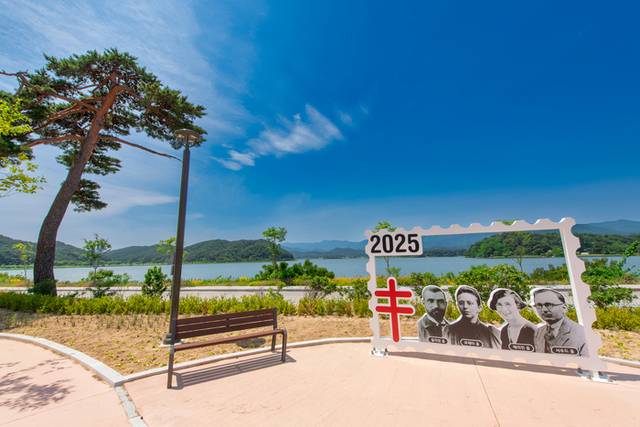 ▲ 최북단 고성군 화진포에 조성된 셔우드 홀 문화공간이 오는 19일 개관한다. 셔우드 홀 가족의 얼굴을 씰로 표현해 화진포를 배경으로 포토 존을 설치했다.