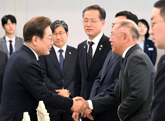 이재명 대통령이 13일 서울 용산 대통령실 청사에서 열린 6경제단체와 기업인 간담회에서 정의선 현대자동차그룹 회장과 악수를 나누고 있다./김범준 기자