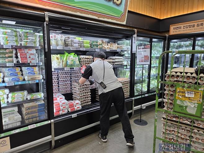 지난 12일 서울 영등포구에 위치한 롯데마트 매장에서 한 직원이 계란 매대를 채우고 있다./사진=박수림 기자