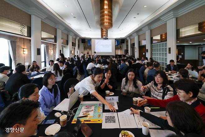 지난 10일 서울 중구 한국프레스센터에서 질병관리청 수도권질병대응센터 주관으로 열린 ‘2025 수도권역 지자체 역학조사반 훈련’에서 역학조사관들이 모의훈련을 하고 있다. 이준헌 기자