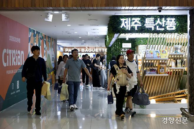 12일 한국공항공사 제주국제공항에 운영중인 여객 선호 브랜드 거리에서 관광객들이 물건을 구매하고 있다. 제주 l 문재원 기자