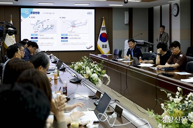 장세환 한국공항공사 제주공항장이 12일 제주공항 공사 대회의실에서 열린 제주국제공항 여객청사 및 상업시설 소개 행사에서 취재진 질문에 답하고 있다. 제주 l 문재원 기자