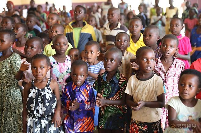 르완다 야마세키의 죠이플초등학교 내 주일학교 아이들이 지난 2월 예배를 드리고 있다. 아프리카미래학회 제공