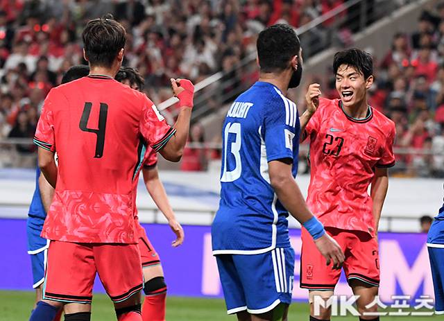 한국 축구 대표팀에 성공적으로 데뷔한 전진우(사진 맨 오른쪽). 사진=천정환 기자