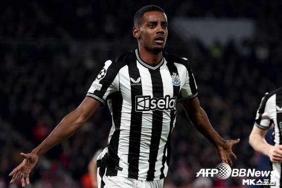 리버풀은 뉴캐슬 유나이티드 간판 스트라이커 알렉산더 이삭도 눈여겨보고 있다. 이삭은 올 시즌 리그 34경기에서 23골 6도움을 기록한 잉글랜드 프리미어리그(EPL) 정상급 공격수다. 다만, 뉴캐슬은 이삭의 이적료로 1억 5천만 파운드(약 2,700억 원)를 고집하고 있다. 리버풀은 이삭 영입엔 이 금액을 투자할 순 없다는 생각이다. 사진(파리 프랑스)=AFPBBNews=News1