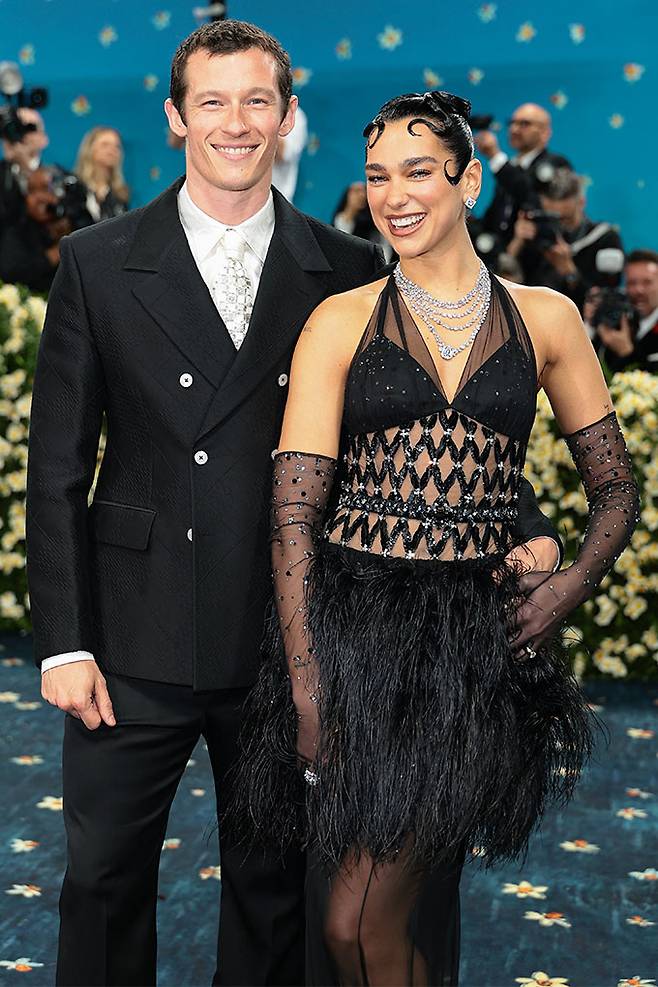 팝 가수 두아 리파(사진 오른쪽)가 5살 연상의 배우 칼럼 터너(왼쪽)와 1년 여 교제 끝에 약혼 소식을 알렸다./AFPBBNews=뉴스1