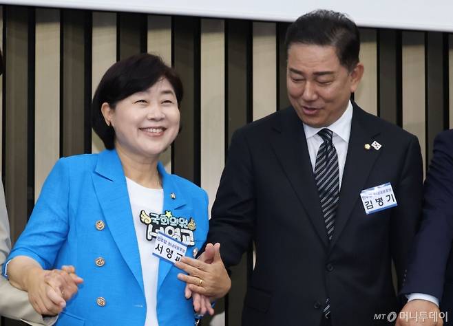 더불어민주당 김병기, 서영교 원내대표 후보거 13일 오후 서울 여의도 국회에서 열린 제2기 원내대표 선출 의원총회에서 기념촬영을 위해 손을 잡고 있다./사진=뉴스1