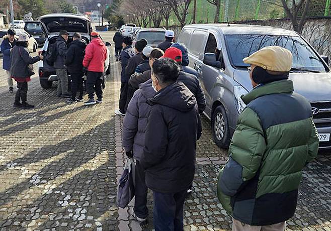 종교단체에서 무료로 지급하는 사랑의 도시락을 받기 위해 정선군 고한지역의 공토에 앵벌이 수십명이 줄을 서 있다.(사진=뉴시스) *재판매 및 DB 금지