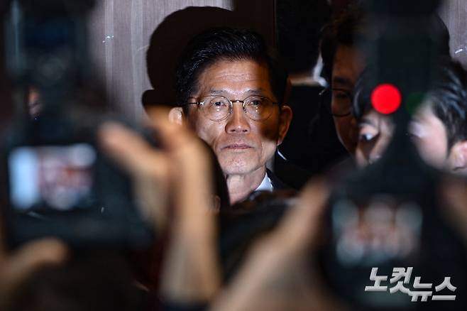 김문수 국민의힘 대선 후보가 4일 새벽 서울 여의도 국민의힘 중앙당사에서 대선 관련 입장을 밝힌 뒤 퇴장하고 있다. 황진환 기자