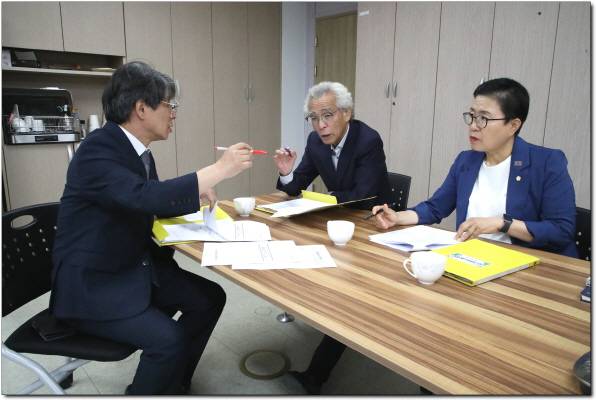 ▲정읍시의회 '근현대문화유산 재발견 연구회' 이동형,김승범,한선미 의원이 12일 지역 내 근현대문화유산에 대한 조사를 진행하고 있다. ⓒ정읍시의회