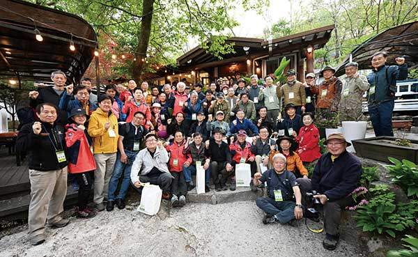 북한산에서 모임을 가진 60대산회. 전국에서 회원 66명이 모여 성황을 이뤘다.