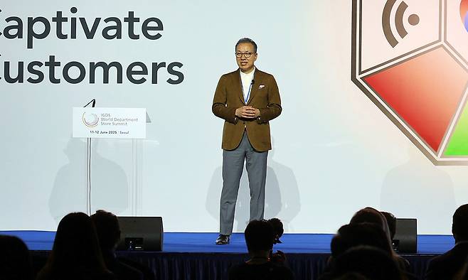 정준호 롯데백화점 대표가 ‘WDSS 2025’에서 ‘K 리테일, K 경영’을 주제로 발표하고 있다. 롯데백화점 제공