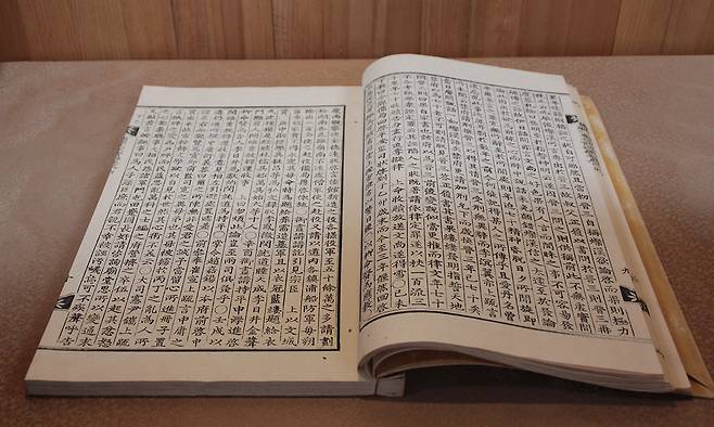 조선왕조실록의 일부인 숙종실록 73권. 조선 시대에 사관이 적어 남긴 사초는 훗날 실록 편찬을 위한 핵심 자료로 쓰였다. 세계일보 자료사진