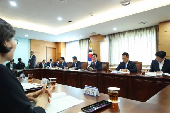 김민석 국무총리 후보자가 13일 서울 종로구 통의동 금융감독원 연수원에서 식품·외식업계 및 전문가와 함께하는 ‘밥상 물가안정 경청 간담회’를 주재하고 있다. 김민석 국무총리 후보자 인사청문회 준비단 제공