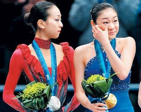 2010 밴쿠버 올림픽에서 김연아(오른쪽) 선수가 금메달을 목에 걸고 시상대에서 기쁨의 눈물을 흘리고 있다. 아사다 마오의 굳은 표정이 이채롭다. 뉴시스