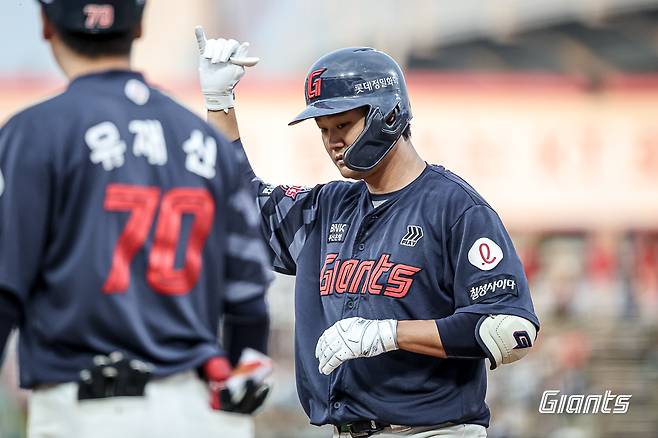12일 수원 KT전에서 타격 후 세리머니를 선보이는 롯데 손호영. 롯데 자이언츠 제공