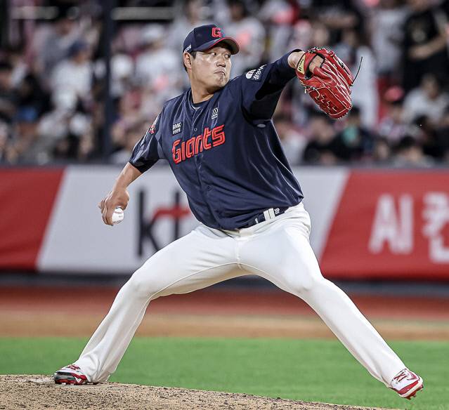 롯데 나균안이 11일 수원구장에서 열린 KT와의 원정 경기에서 두번째 투수로 등판해 역투하고 있다. 롯데 자이언츠 제공