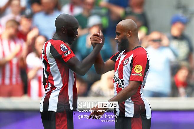 ▲ 요안 위사와 브라이언 음뵈모는 지난해 8월 부동의 주전 스트라이커 아이반 토니가 알 아흘리(사우디아라비아)로 이적한 공백을 120% 메운 주역으로 평가받는다. 음뵈모는 잉글랜드 프리미어리그(EPL)에서만 20골 8도움, 위사 역시 19골 4도움을 쓸어 담아 브렌트포드에서 83경기 36골을 쌓은 장신 공격수 부재를 완벽히 지웠다. 음뵈모는 예의 측면에서 빼어난 스피드와 드리블 돌파, 동료와 연계를 바탕으로 끊임없이 상대 수비진에 균열을 냈고, 위사는 토니가 떠난 뒤 이전까지 크랙에 가깝던 플레이스타일을 버리고 '압박형 원 톱' 역할에 충실하는 헌신을 보여 찬사를 받았다. BBC는 도미닉 솔란케가 위사, 오도베르가 음뵈모 롤을 수행할 가능성을 높이 전망했다.