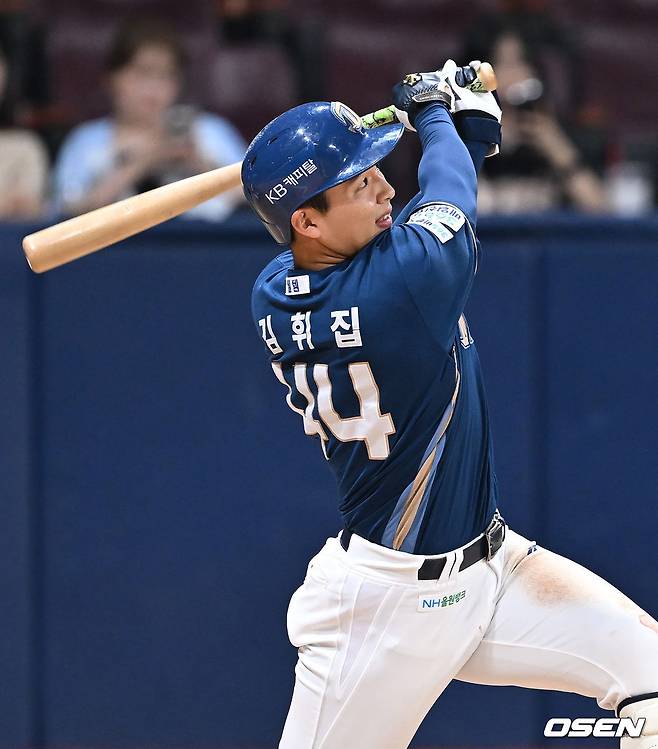 연장 10회 결승 투런 홈런을 날리고 있는 김휘집.