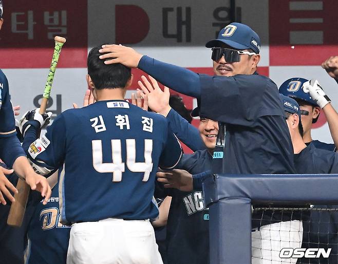 이호준 감독(오른쪽)이 홈런을 치고 돌아온 김휘집의 머리를 쓰다듬어 주고 있다.